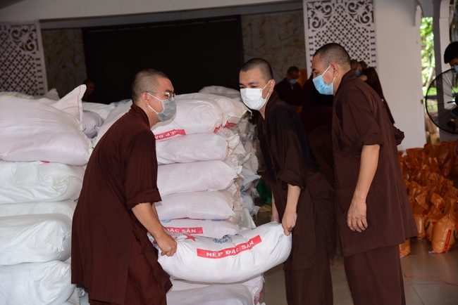 Chùa Hoằng Pháp: Tiếp tục hỗ trợ người dân khó khăn trong đại dịch Covid (đợt 8)